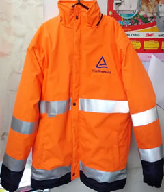 Casaca impermeable con cinta reflectiva 3M